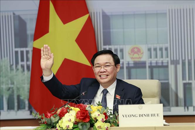 Chủ tịch Quốc hội Vương Đình Huệ hội đàm trực tuyến với Uỷ viên trưởng Nhân đại toàn quốc Trung Quốc Chủ tịch Quốc hội Vương Đình Huệ chào Chủ tịch Quốc hội Trung Quốc Triệu Lạc Tế. Ảnh: Doãn Tấn/TTXVN