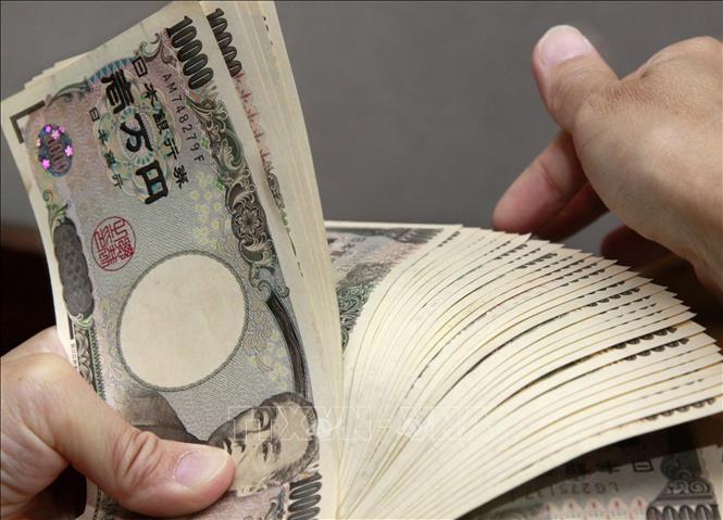 Kiểm tiền mệnh giá 10.000 yen tại Tokyo, Nhật Bản. Ảnh minh họa: AFP/TTXVN
