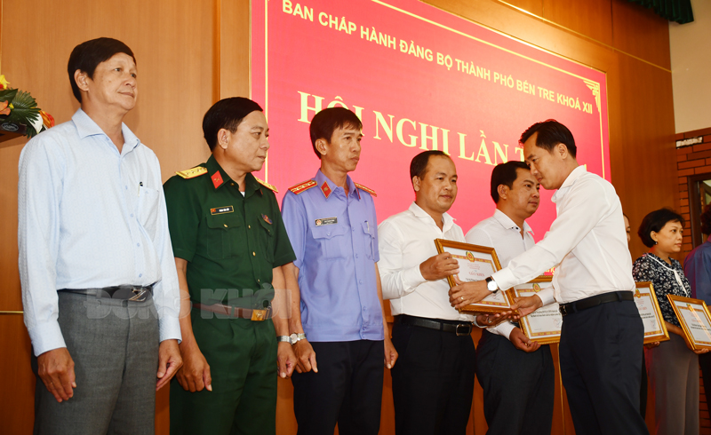 Chủ tịch UBND TP. Bến Tre Huỳnh Vĩnh Khánh trao giấy khen cho các cá nhân tiêu biểu.