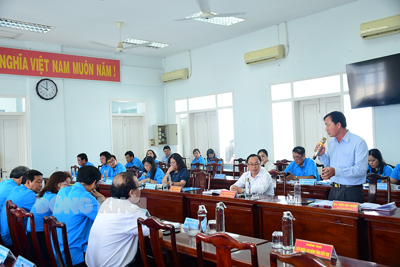 Sơ kết phong trào công nhân viên chức lao động và hoạt động công đoàn quý I-2023 Phó trưởng Ban Tổ chức Tỉnh ủy Trần Văn Thiêm phát biểu tại hội nghị.