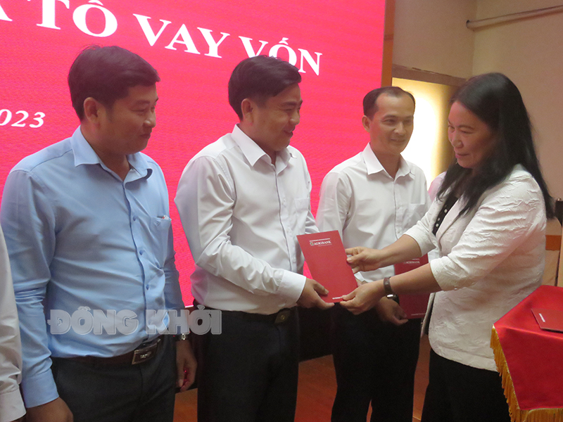 Phó chủ tịch UBND tỉnh Nguyễn Thị Bé Mười khen thưởng cho các đơn vị