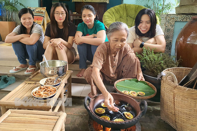 Du khách trải nghiệm làm bánh tại một homestay ở xã Thạnh Phú Đông, huyện Giồng Trôm. Ảnh: Thanh Đồng