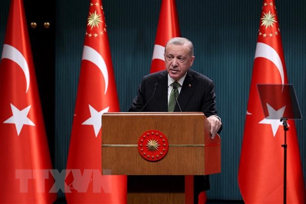 Thổ Nhĩ Kỳ sẵn sàng thúc đẩy đàm phán giữa Nga và Ukraine Tổng thống Thổ Nhĩ Kỳ Tayyip Erdogan phát biểu tại cuộc họp báo ở Ankara. (Ảnh: AFP/TTXVN)