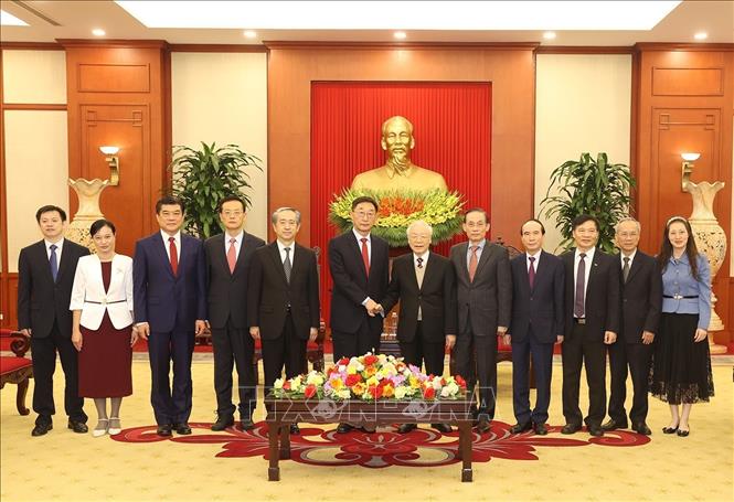 Tổng Bí thư Nguyễn Phú Trọng và đồng chí Lưu Ninh cùng các đại biểu chụp ảnh chung. Ảnh: Trí Dũng/TTXVN