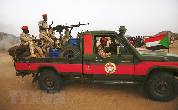 Các thành viên Lực lượng hỗ trợ nhanh (RSF) tuần tra tại làng Qarri, cách thủ đô Khartoum của Sudan 90km về phía bắc. Ảnh: AFP/TTXVN