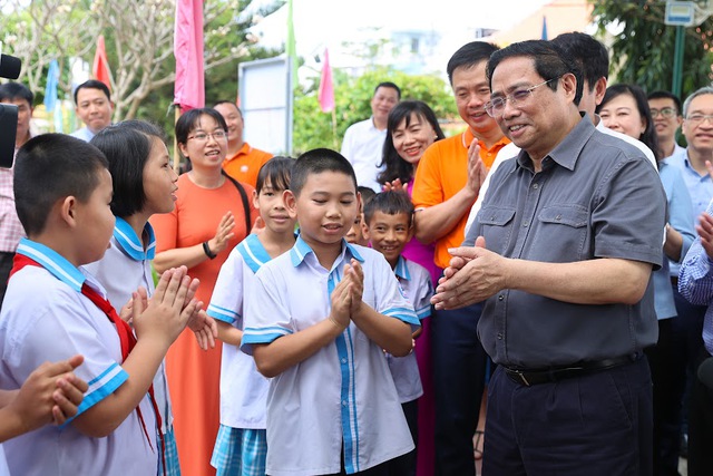 Thủ tướng cùng các em nhỏ có hoàn cảnh khó khăn tại Làng trẻ em SOS Nha Trang - Ảnh: VGP/Nhật Bắc