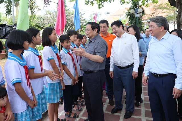 Thủ tướng mong các em phấn đấu nhiều hơn nữa trong học tập, rèn luyện, sinh hoạt để xứng đáng với sự quan tâm, chăm sóc, giáo dục của Làng - Ảnh: VGP/Nhật Bắc