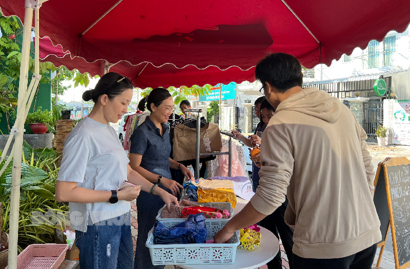 “Chợ Phiên hạnh phúc Bến Tre” thúc đẩy tiêu dùng bền vững Các bạn trẻ tham gia phiên chợ hạnh phúc, tại Khu đô thị Hưng Phú, TP. Bến Tre.