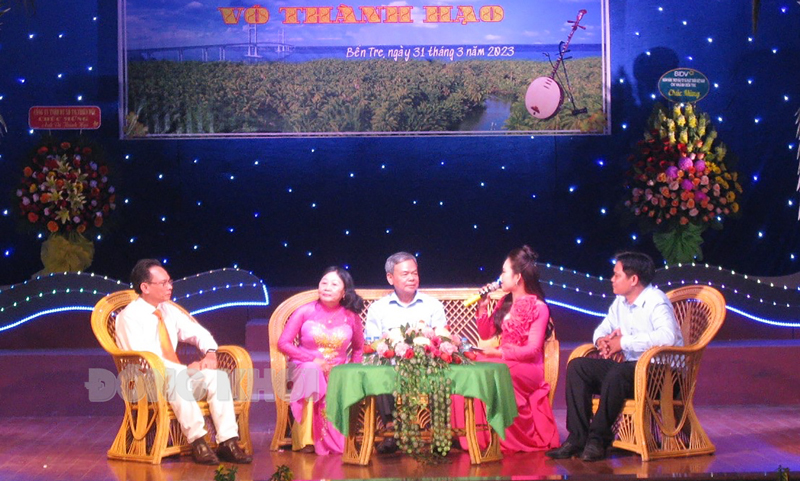 Các đại biểu giao lưu với tác giả Võ Thành Hạo cùng phu nhân - bà Nguyễn Thị Chiếm. Ảnh: L. Đệ