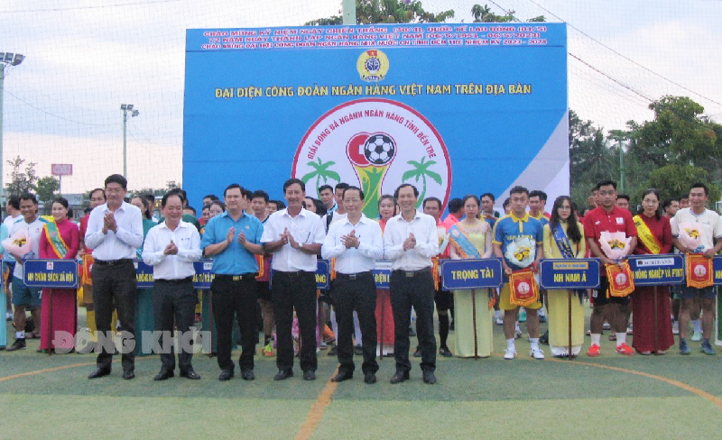 Phó chủ tịch Thường trực UBND tỉnh - Trưởng đoàn đại biểu Quốc hội đơn vị tỉnh Nguyễn Trúc Sơn cùng đại biểu trao hoa, cờ lưu niệm cho các đội tham dự giải.