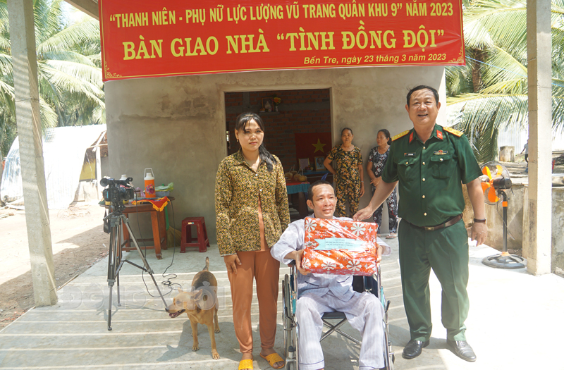 Đại tá Lê Văn Hùng - Chính ủy Bộ Chỉ huy Quân sự tỉnh trao quà hội trại tại buổi bàn giao nhà “Tình đồng đội”.
