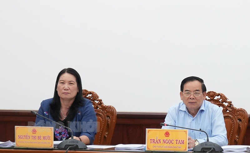 Chủ tịch UBND tỉnh Trần Ngọc Tam và Phó chủ tịch UBND tỉnh Nguyễn Thị Bé Mười tại cuộc họp. Ảnh: Huyền Trang