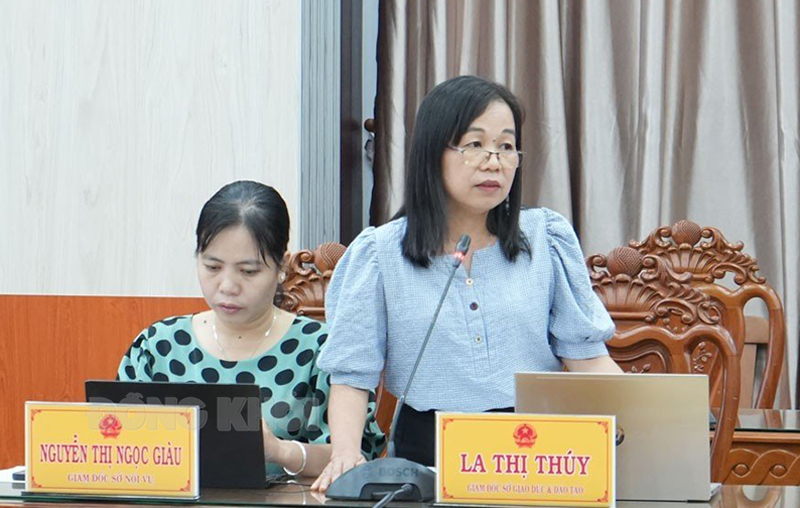 Giám đốc Sở Giáo dục và Đào tạo La Thị Thúy phát biểu tại cuộc họp. Ảnh: H. Trang
