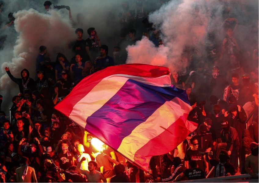 Thái Lan nhận án phạt từ AFF vì để CĐV đốt pháo sáng (Ảnh: Siam Sports)