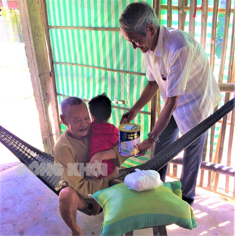 Ông Nguyễn Văn Ro tích cực với công tác xã hội ở địa phương.