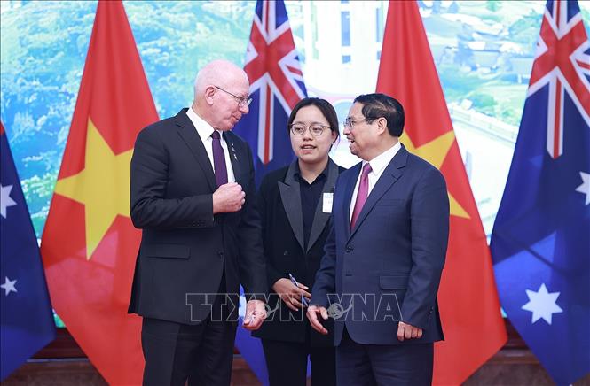 Thủ tướng Phạm Minh Chính trao đổi với Toàn quyền Australia David Hurley. Ảnh: Dương Giang/TTXVN