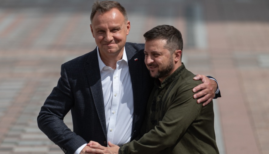 Tổng thống Ba Lan Andrzej Duda (trái) và Tổng thống Ukraine Volodymyr Zelensky gặp nhau ngày 23-8-2022 tại Kiev. Ảnh: tvpworld.com