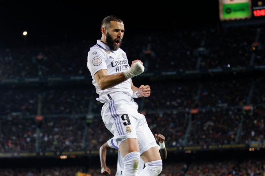 Cú hattrick của Benzema khiến cầu trường Spotify Camp Nou "chết lặng". Ảnh: GETTY.