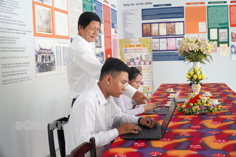 Hiệu trưởng Trường THPT Nguyễn Đình Chiểu và nhóm tác giả trong quá trình nghiên cứu dự án. Ảnh: Phan Hân