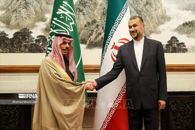 Ngoại trưởng Iran Hossein Amir-Abdollahian (phải) và Ngoại trưởng Saudi Arabia, Hoàng tử Faisal bin Farhan (trái) tại cuộc gặp ở Bắc Kinh, Trung Quốc, ngày 6-4-2023. Ảnh: IRNA/TTXVN