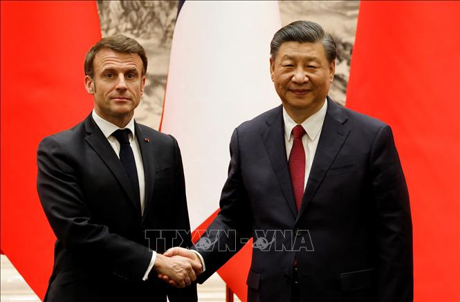 Chủ tịch Trung Quốc Tập Cận Bình (phải) trong cuộc hội đàm với Tổng thống Pháp Emmanuel Macron đang ở thăm Bắc Kinh, ngày 6-4-2023. Ảnh: AFP/TTXVN