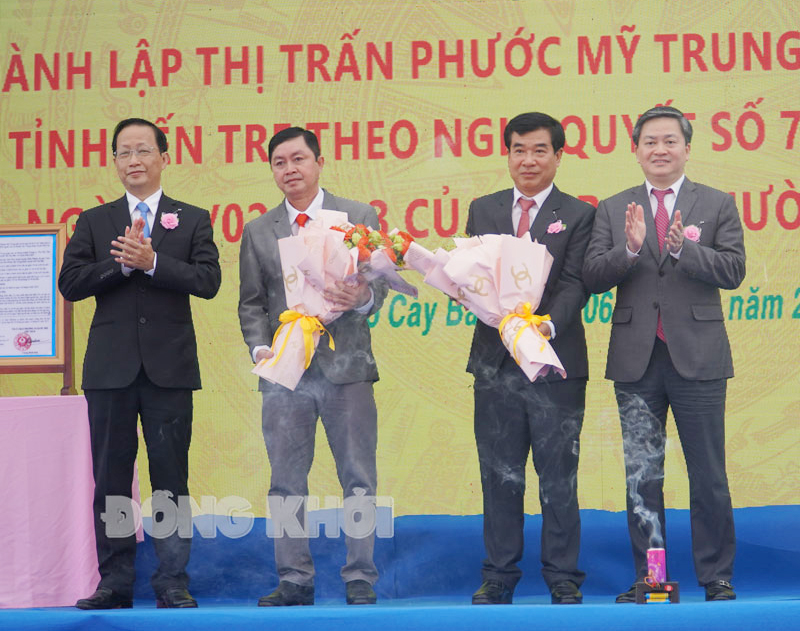 Lãnh đạo tỉnh trao hoa chức mừng lãnh đạo Thị trấn Phước Mỹ Trung