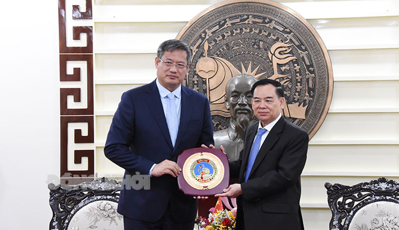 Tiếp, chào xã giao ngài Tổng Lãnh sự quán nước Cộng hòa nhân dân Trung Hoa tại TP. Hồ Chí Minh Chủ tịch UBND tỉnh Trần Ngọc Tam trao tặng biểu trưng tỉnh Bến Tre cho ngài Tổng lãnh sự quán.