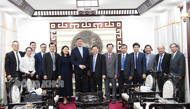 Tiếp, chào xã giao ngài Tổng Lãnh sự quán nước Cộng hòa nhân dân Trung Hoa tại TP. Hồ Chí Minh Đại biểu chụp hình lưu niệm tại buổi tiếp chào xã giao.