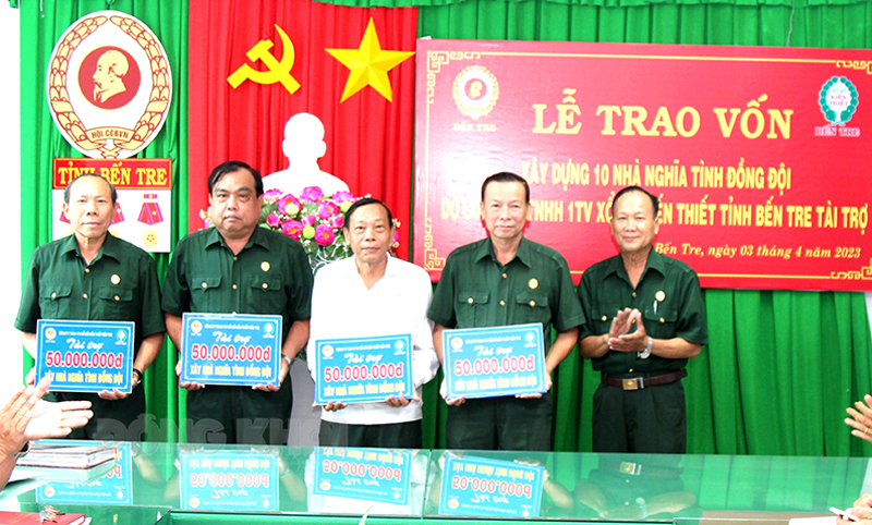 Hội Cựu chiến binh tỉnh sơ kết công tác quý I, triển khai công tác quý II-2023 Thiếu tướng Lê Công Trường - Chủ tịch Hội Cựu chiến binh tỉnh trao vốn xây nhà “Nghĩa tình đồng đội” cho đại diện lãnh đạo Hội Cựu chiến binh các huyện, thành phố.