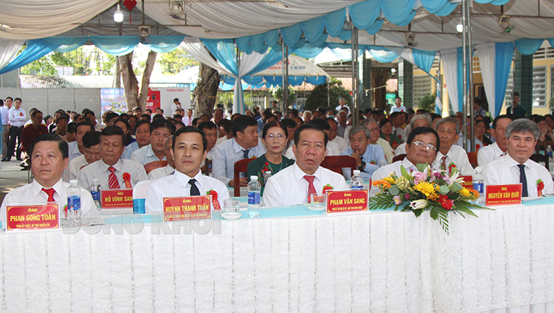Đại biểu dự lễ công bố thành lập thị trấn Tiên Thủy.