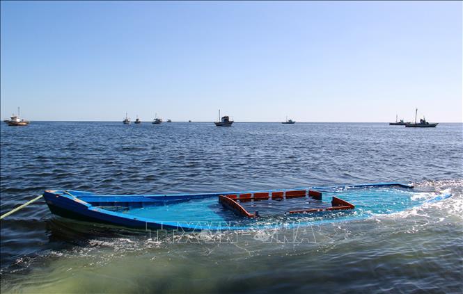 Chìm thuyền ngoài khơi Tunisia, Maroc khiến hàng chục người thiệt mạng, mất tích Chiếc thuyền chở người di cư bị đắm ở ngoài khơi Tunisia được kéo vào gần thị trấn Amra của nước này. Ảnh tư liệu: AFP/TTXVN