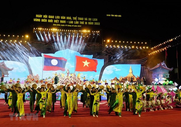 Không ngừng củng cố và phát triển quan hệ đặc biệt Việt Nam-Lào Chương trình nghệ thuật tại Lễ khai mạc Ngày hội giao lưu văn hóa-thể thao-du lịch vùng biên giới Việt Nam-Lào lần thứ , tổ chức tại tỉnh Điện Biên. (Ảnh: Xuân Tư/TTXVN)
