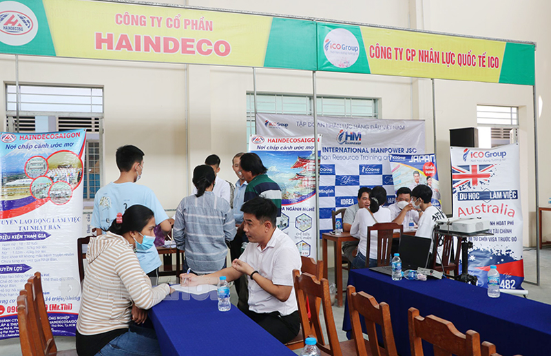 Hỗ trợ nâng cao năng suất lao động trong doanh nghiệp Đẩy mạnh công tác tư vấn, giới thiệu việc cho người lao động. Ảnh: Thạch Thảo