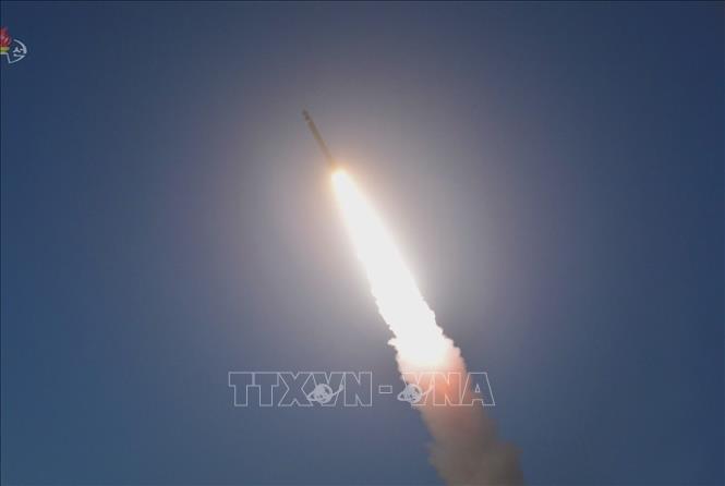 Trong ảnh (do đài truyền hình Trung ương Triều Tiên phát): Một tên lửa đạn đạo tầm ngắn của Triều Tiên được phóng thử từ khu vực Sukchon, tỉnh Pyongan hướng về vùng biển phía Đông nước này, ngày 20-2-2023. Ảnh: YONHAP/TTXVN