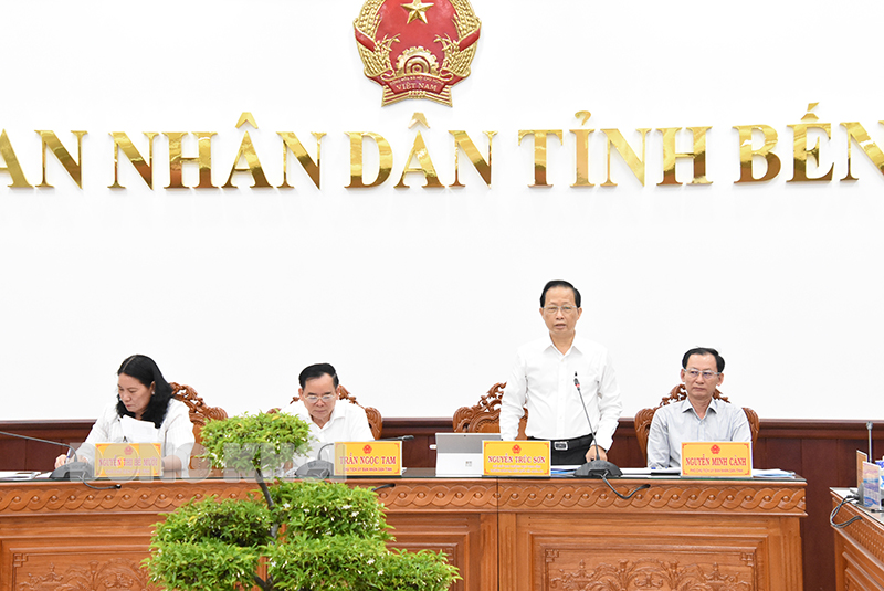 Phó chủ tịch Thường trực UBND tỉnh Nguyễn Trúc Sơn chú ý giải pháp kịp thời tháo gỡ khó khăn, quan tâm chăm sóc các doanh nghiệp dẫn đầu về đóng góp ngân sách.