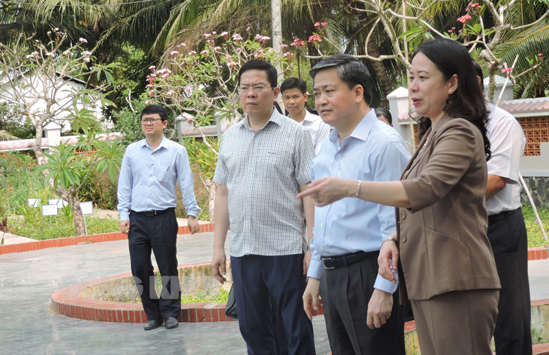 Phó chủ tịch nước Võ Thị Ánh Xuân cùng đoàn công tác tham quan Khu mộ cụ Nguyễn Đình Chiểu.