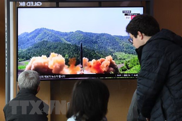 Người dân theo dõi bản tin về vụ phóng tên lửa của Triều Tiên, tại một nhà ga ở Seoul, Hàn Quốc ngày 13-4-2023. Ảnh: AFP/TTXVN