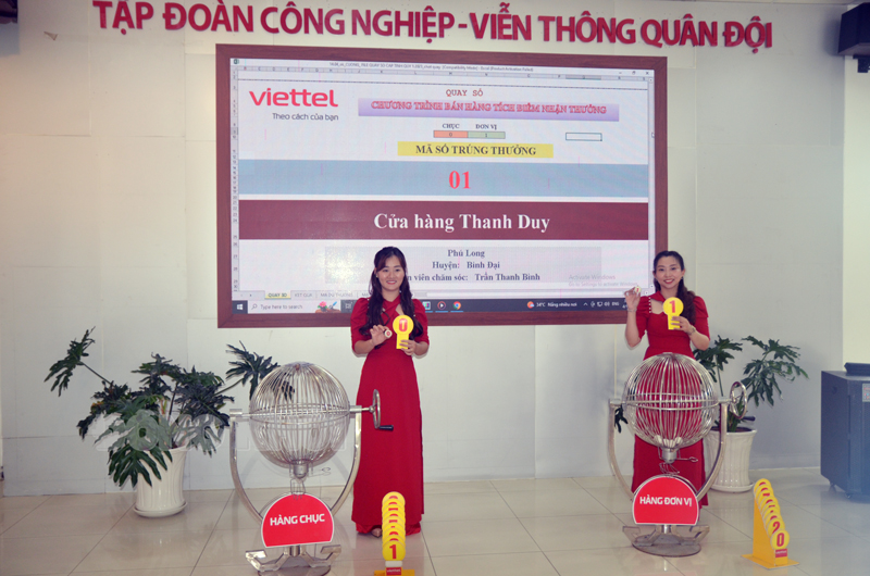 Quay số tìm khách hàng may mắn nhận giải thưởng.