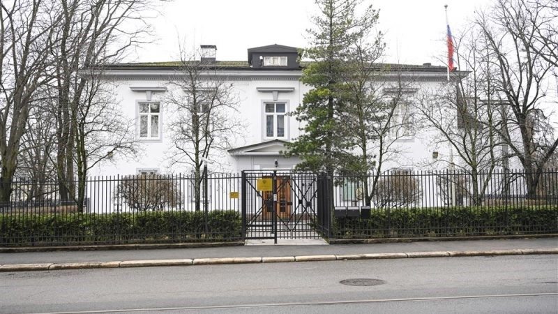 Quang cảnh bên ngoài Đại sứ quán Nga tại Oslo, Na Uy, ngày 13-4-2023. Ảnh: EPA