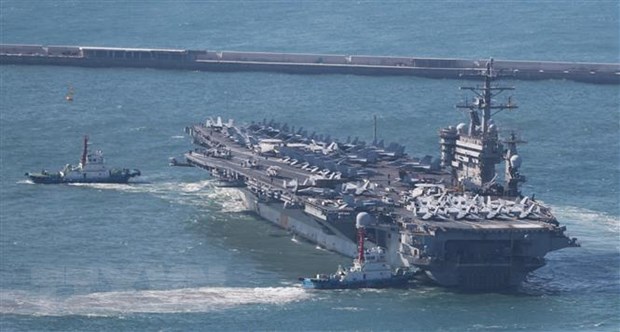 Tàu sân bay Mỹ USS Nimitz tới căn cứ hải quân ở Busan, ngày 2-4-2023. (Ảnh: YONHAP/TTXVN)