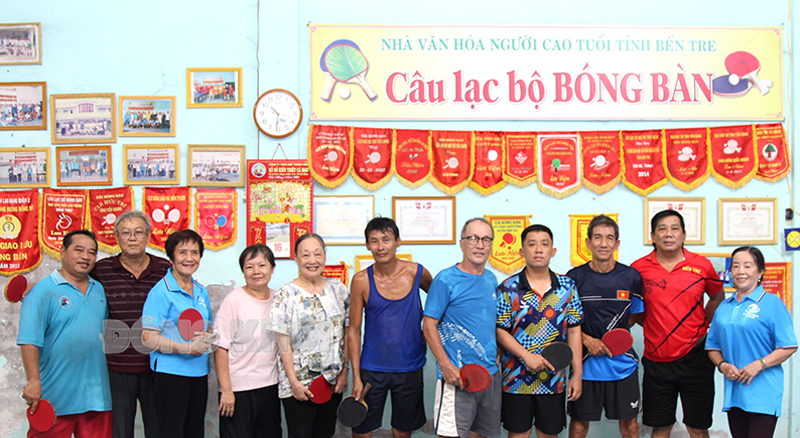 Giao lưu bóng bàn nhân kỷ niệm ngày lễ 30-4 Các tay vợt của 2 CLB chụp ảnh lưu niệm.