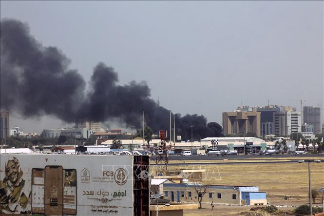 Khói bốc lên sau các cuộc giao tranh gần sân bay Khartoum, Sudan, ngày 15-4-2023. Ảnh: AFP/TTXVN