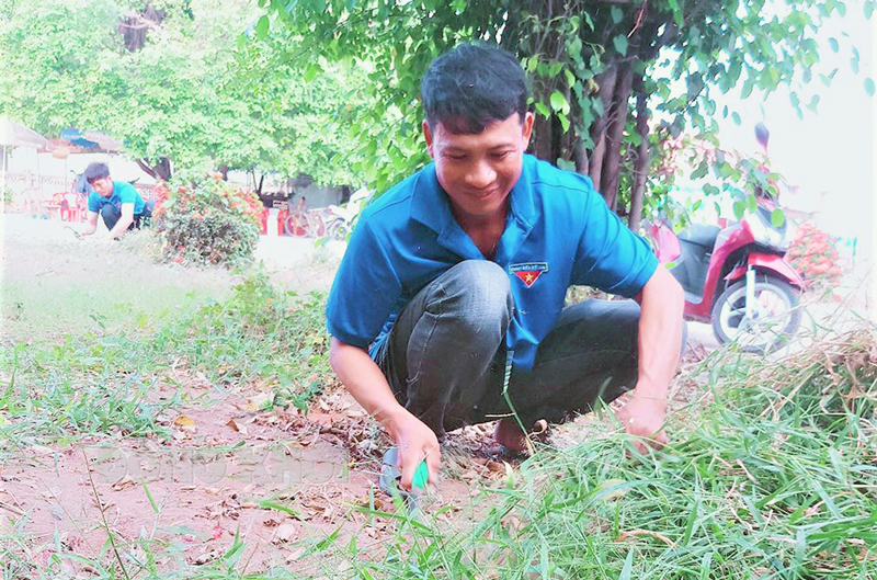 Anh Nguyễn Văn Tâm cùng đoàn viên, thanh niên dọn dẹp vệ sinh các tuyến giao thông nông thôn tại địa phương.