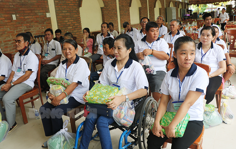 Người khuyết tật được thông tin các chính sách, tham quan khu du lịch tại một buổi họp mặt.