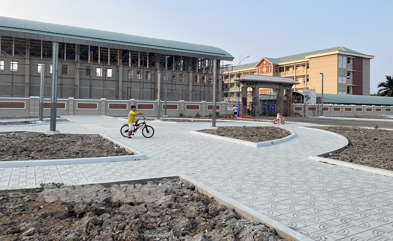 Đầu tư xây mới Trường THCS thị trấn Ba Tri. Ảnh: N. Minh