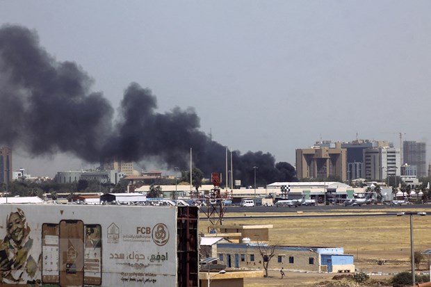 Khói bốc lên sau các cuộc giao tranh gần sân bay Khartoum, Sudan, ngày 15-4-2023. (Ảnh: AFP/TTXVN)