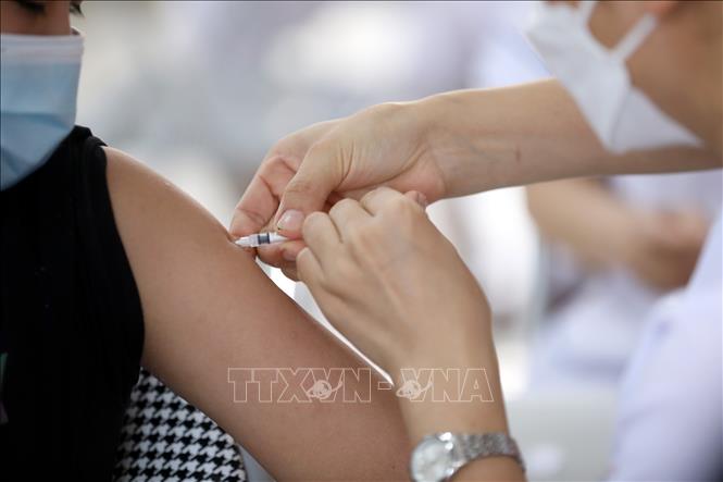 Tiêm vắc-xin phòng dịch COVID-19 tại điểm tiêm Nhà văn hóa khối Đại Thắng, phường Chi Lăng, thành phố Lạng Sơn. Ảnh minh họa: Anh Tuấn/TTXVN