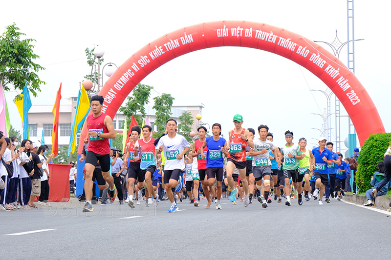 Các vận động viên thi đấu cự ly 5km Giải Việt dã truyền thống Báo Đồng Khởi. Ảnh: Trung Hiếu 
