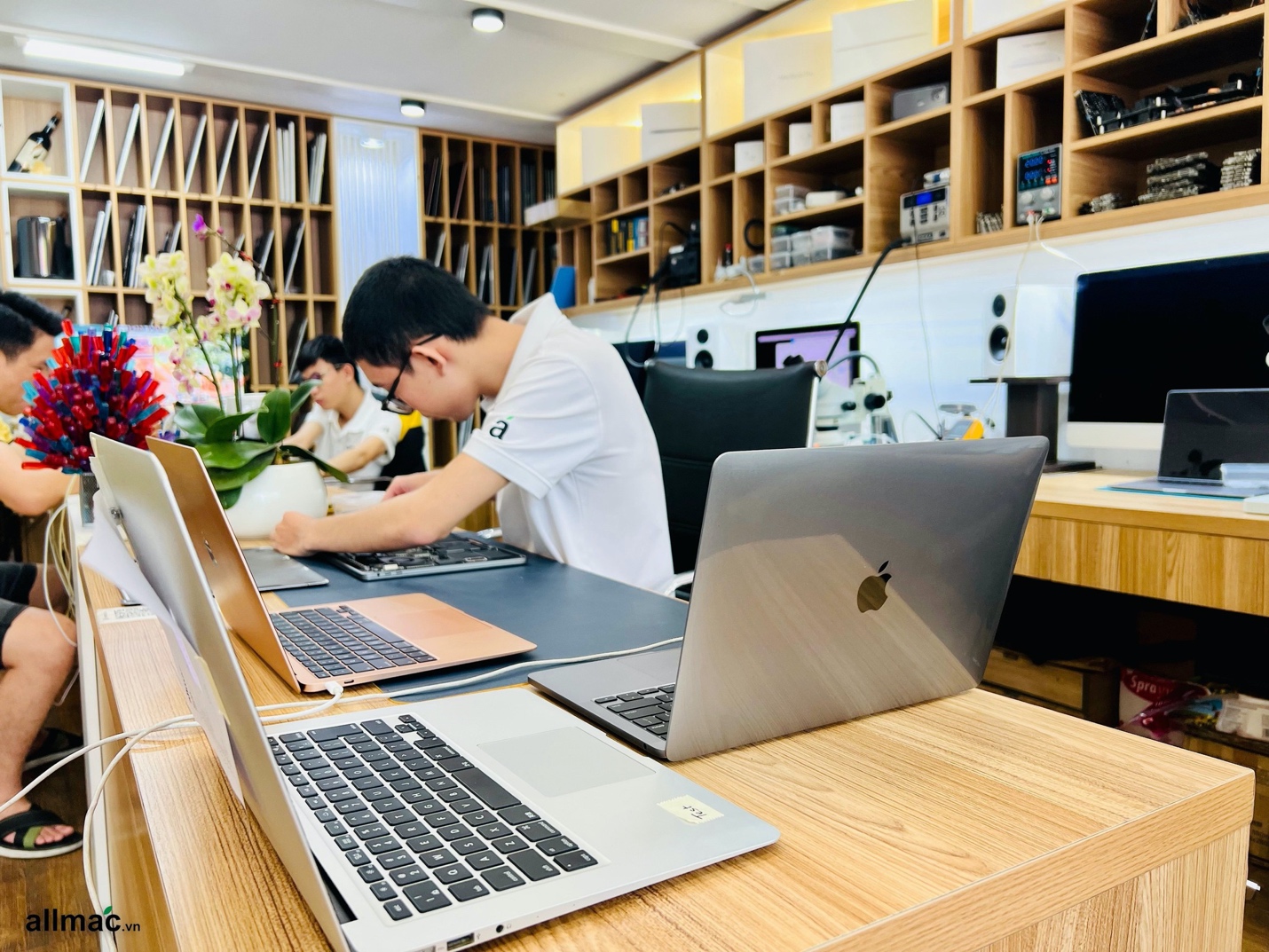 Allmac - Địa chỉ sửa chữa macbook chuyên sâu tại Đà Nẵng uy tín Ở Đà Nẵng bạn có biết đến địa chỉ nào sửa chữa Macbook uy tín không? Nếu bạn còn đang tìm kiếm và chưa đủ yên tâm về các dịch vụ mình đã từng xem qua hay sử dụng thì hôm nay mời bạn đến tham khảo và trải nghiệm tại địa điểm allmac - địa chỉ sửa macbook Đà Nẵng uy tín, chất lượng.