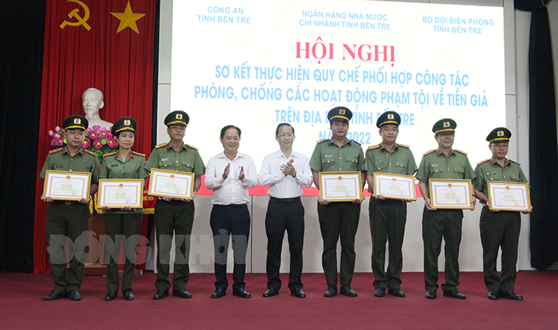 Các cá nhân nhận bằng khen của Thống đốc Ngân hàng Nhà nước Việt Nam. Ảnh: Phương Thảo